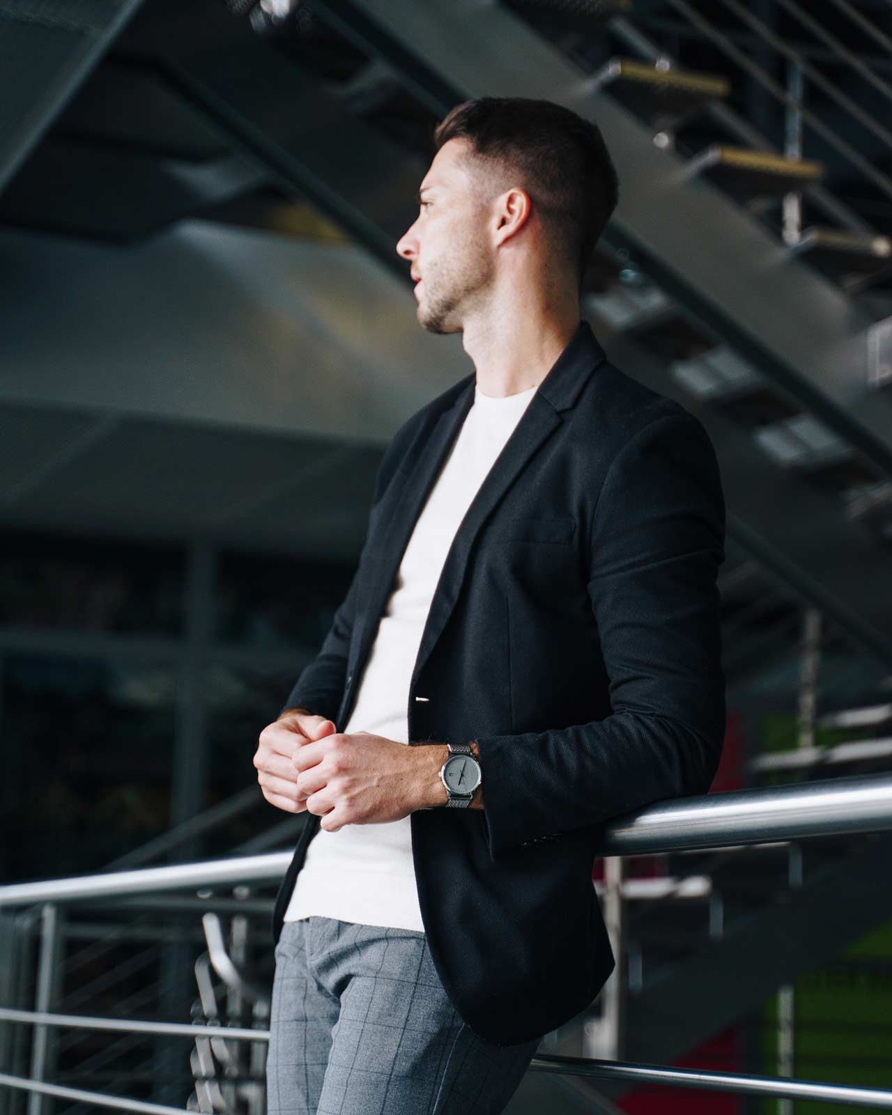 Ein Mann trägt eine HESS Uhr am Handgelenk.