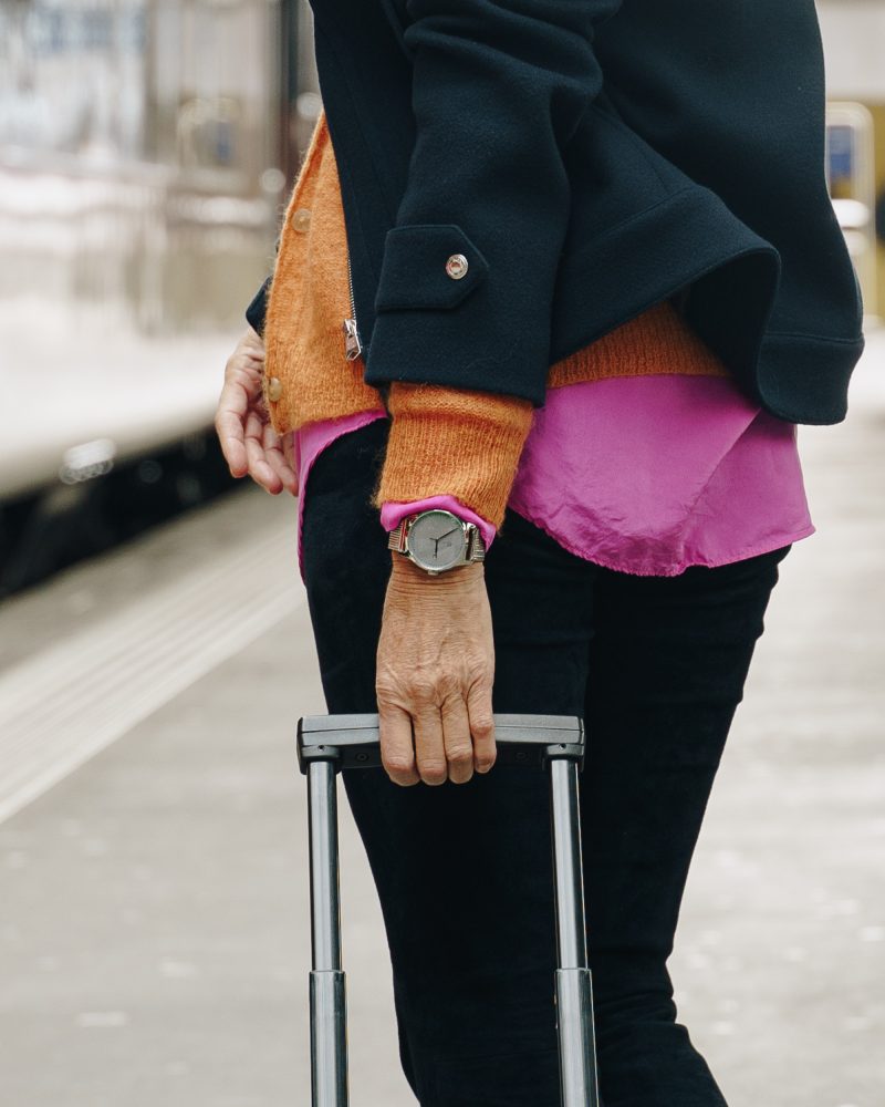 Eine Dame trägt eine HESS Uhr am Handgelenk.