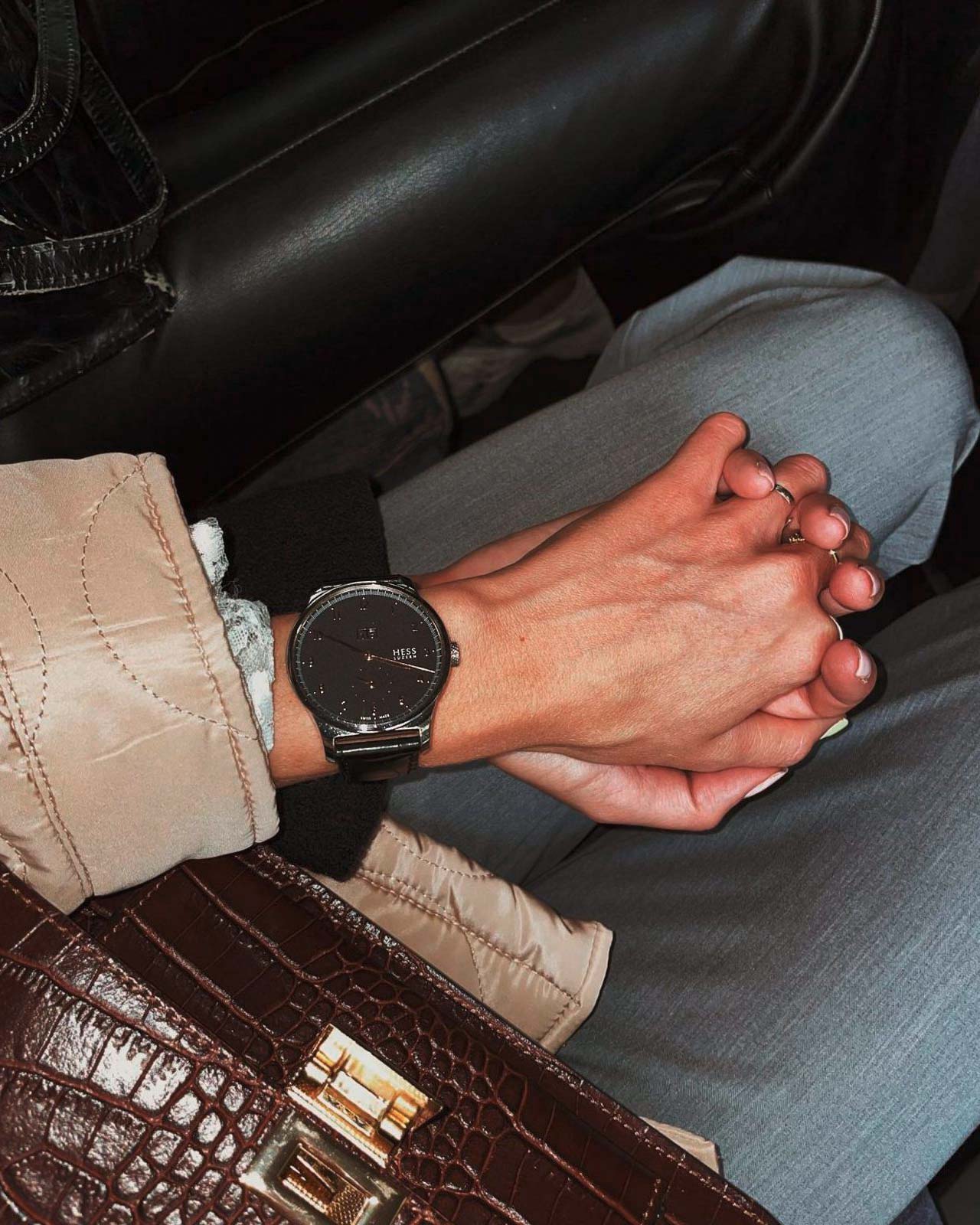 Eine HESS Uhr am Handgelenk einer Frau.